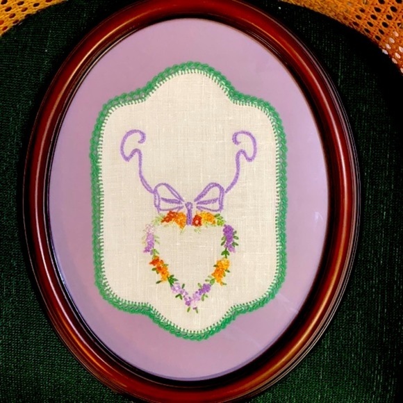 Vintage Framed Embroidered Floral Heart Handkerchief - Picture 2 of 5